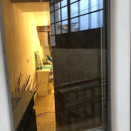 Casa Travicelli, Sui Tetti Di