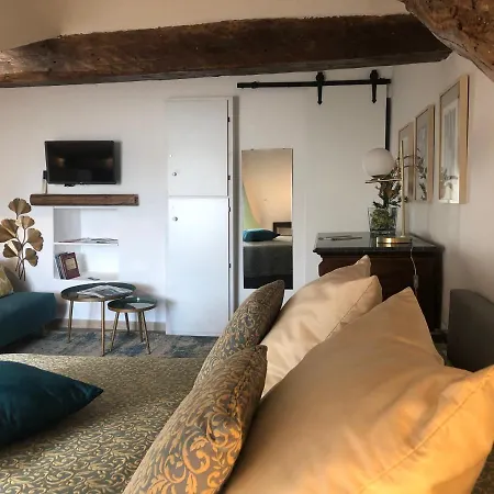 Casa Travicelli, Sui Tetti Di